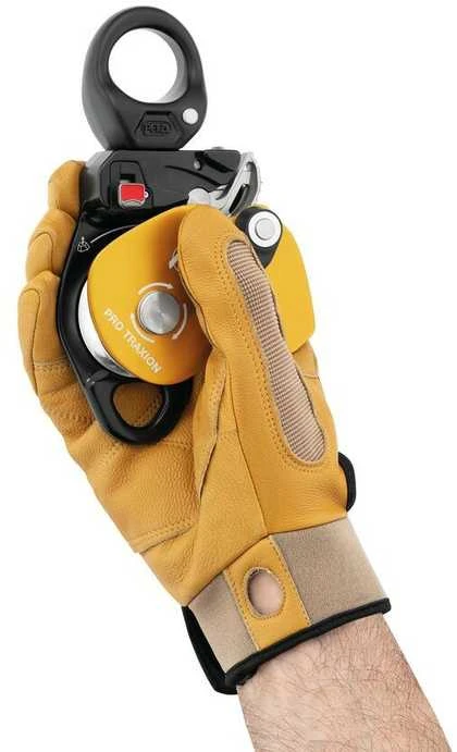Petzl Pro Traxion skriemulys rankoje