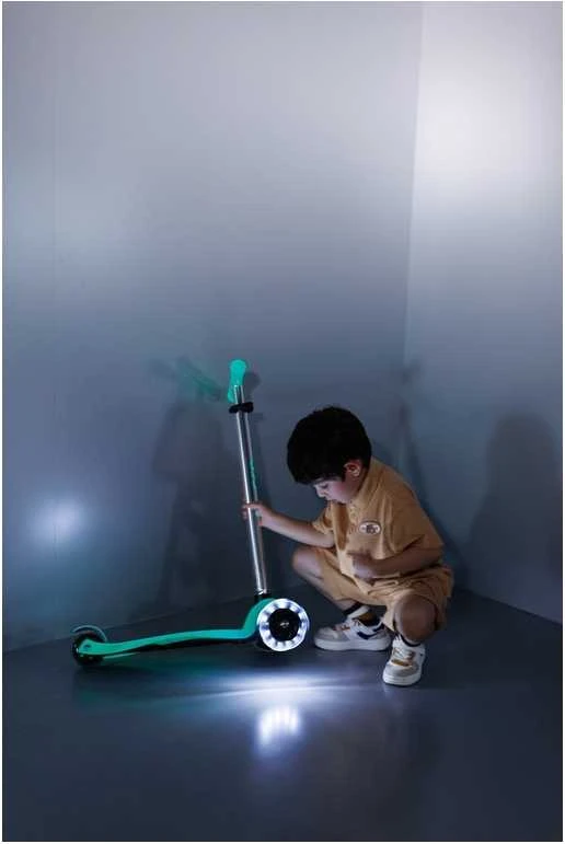Šveicarija Micro Maxi Deluxe GLOW Led jelly žalias paspirtukas