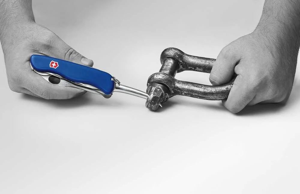 Victorinox Skipper Pro peilis naudojant apkabos atidarytuvą