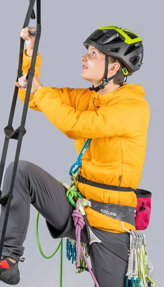 Edelrid Salathe alpinistinis šalmas ant alpinisto galvos