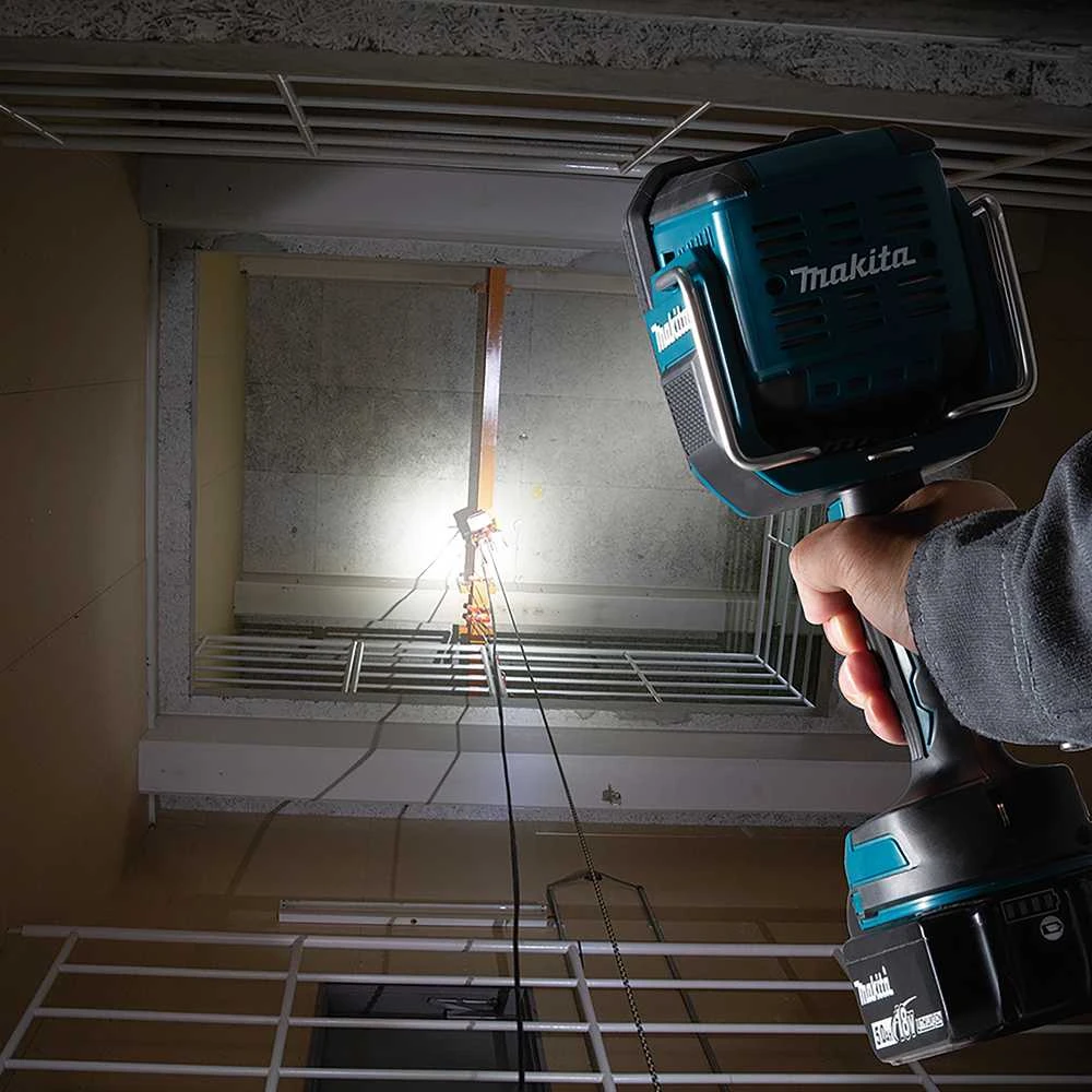 Makita Akumuliatorinis LED prožektorius DML812 14,4V / 18V LXT® • 1250 lm • komplektuojamas be akumuliatoriaus ir kroviklio.