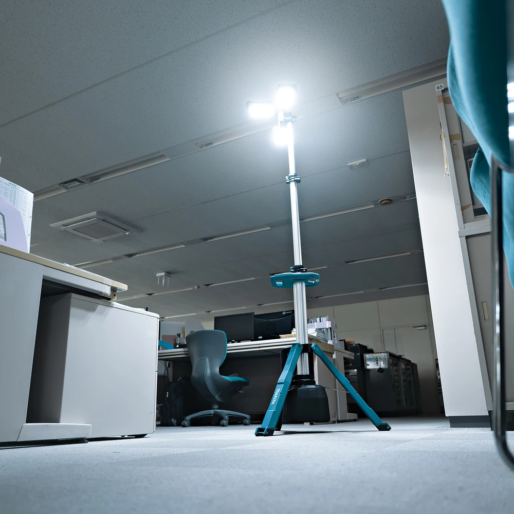 Makita Akumuliatorinis XGT® / LXT® teleskopinis darbinis žibintas ML014G 40Vmax / 18V • 15000 lm