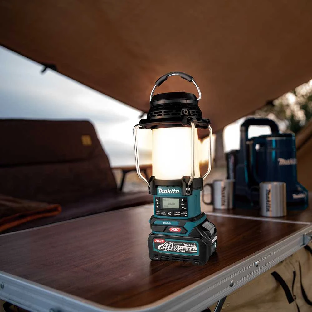 Makita Akumuliatorinis XGT® žibintas / radijas MR009G 40V • 1000lx • DAB/DAB+