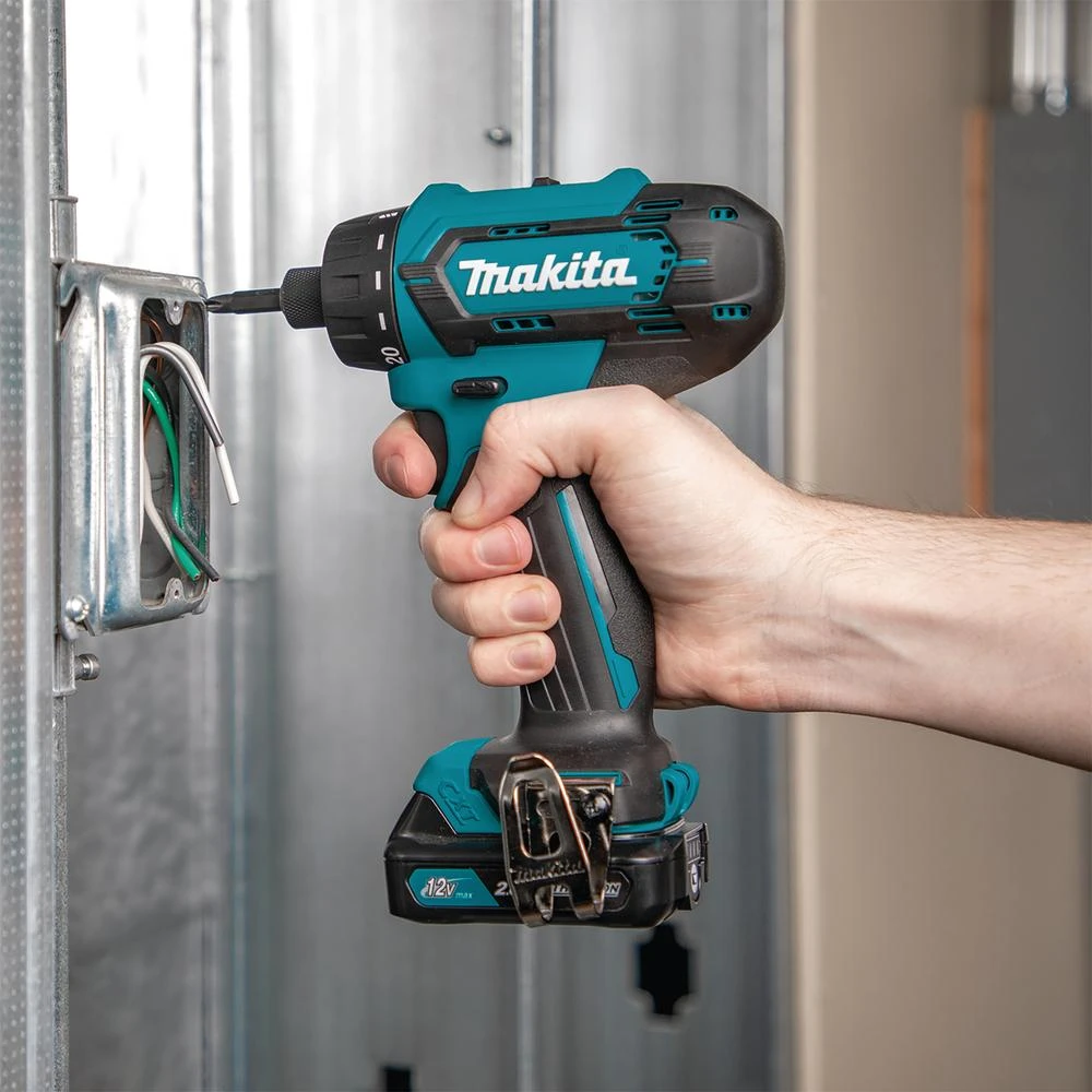 Makita DF033DWAE suktuvas dirbant su elektros instaliacija