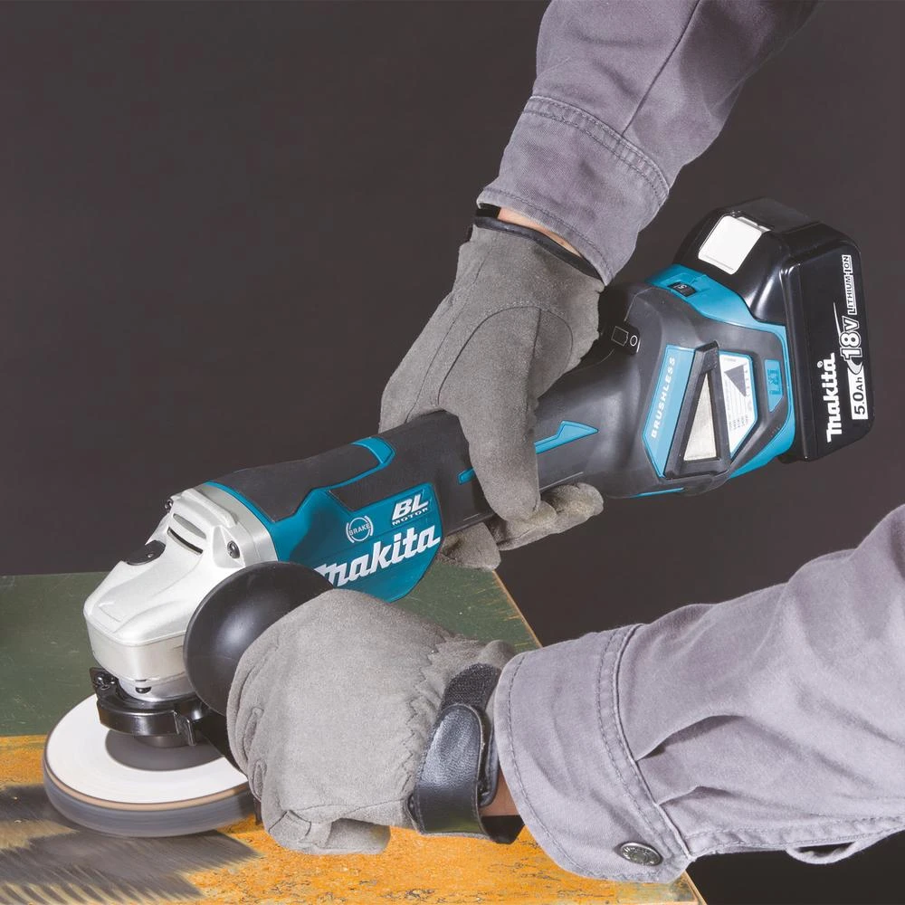 Makita DGA518ZU šlifavimo metu
