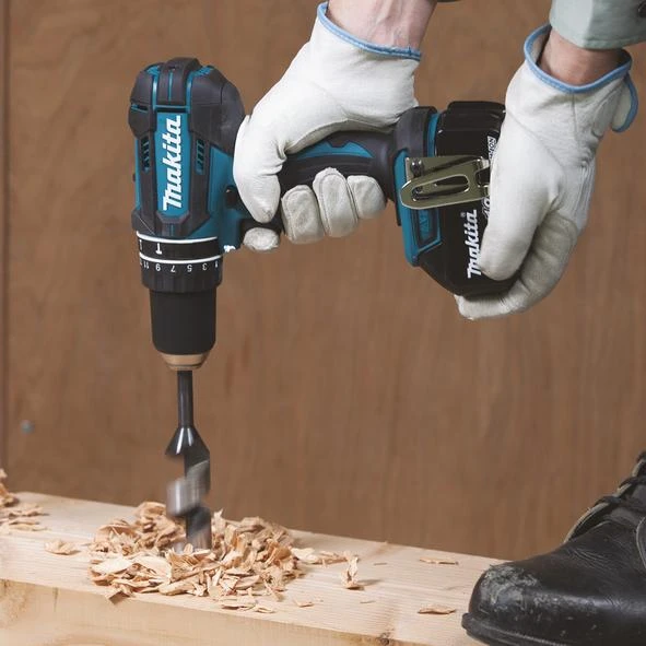 Makita DHP482Z gręžimo procese