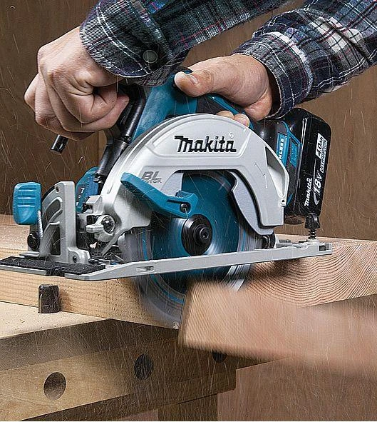 Makita DHS680Z diskinis pjūklas pjovimo procese