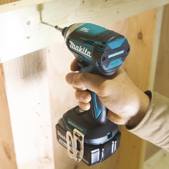 Makita DTD154Z smūginis suktuvas darbo metu