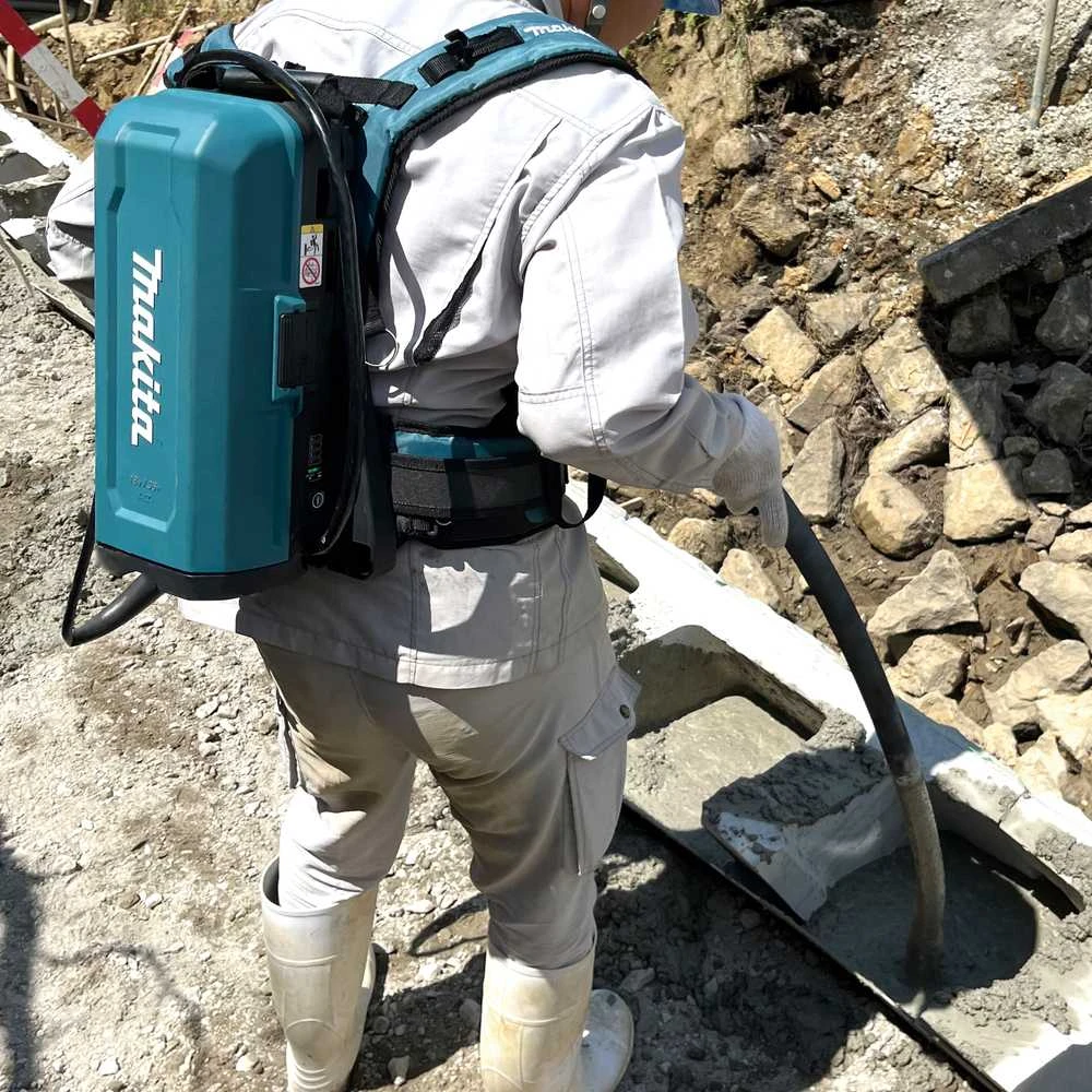 Makita VR001CZ Akumuliatorinis giluminis vibratorius PDC akumuliatoriui 1,5 m 43 mm, Be akumuliatorių ir kroviklio!