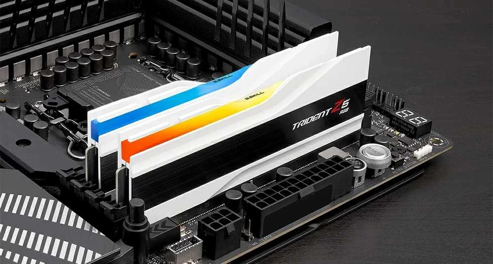 G.Skill Trident Z5 RAM su RGB apšvietimu pagrindinėje plokštėje