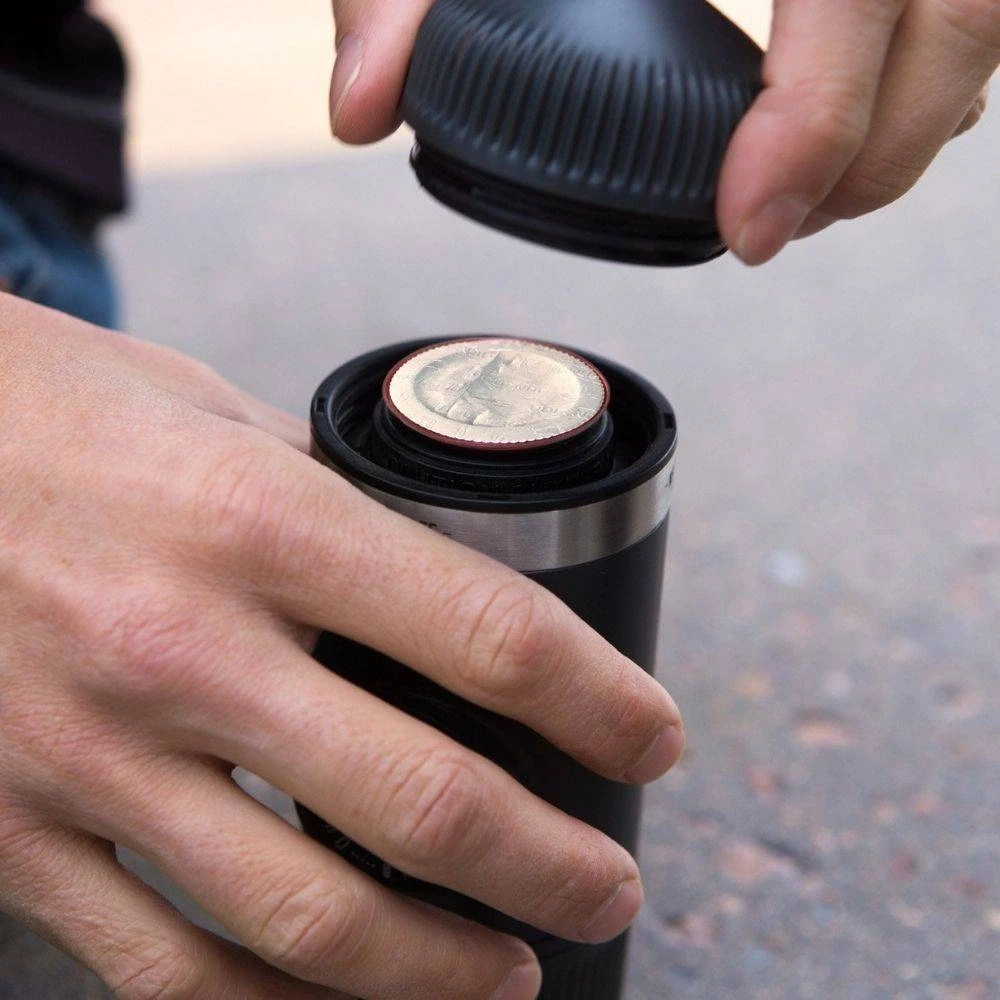 Rankinis maltos kavos aparatas su dėklu ir adapteriu Wacaco Nanopresso, Pilkas