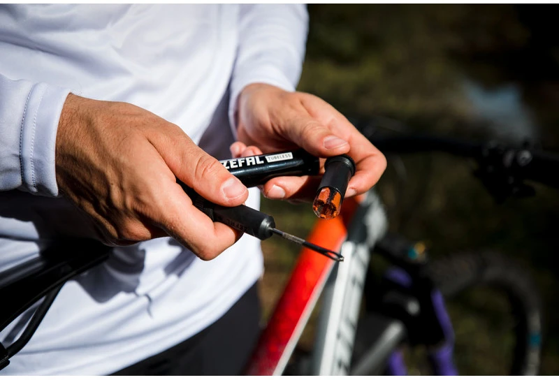 ZEFAL TUBELESS REPAIR KIT - Juodas TUBE W CLIP dvir. įrankių rinkinys
