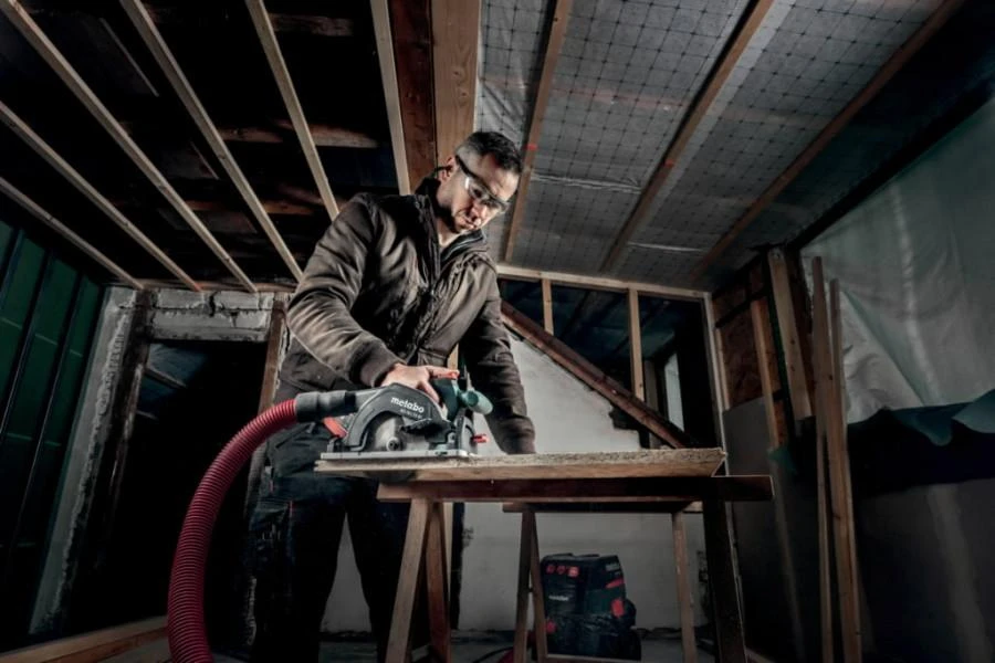Metabo KS18LTX57 pjūklas darbo procese