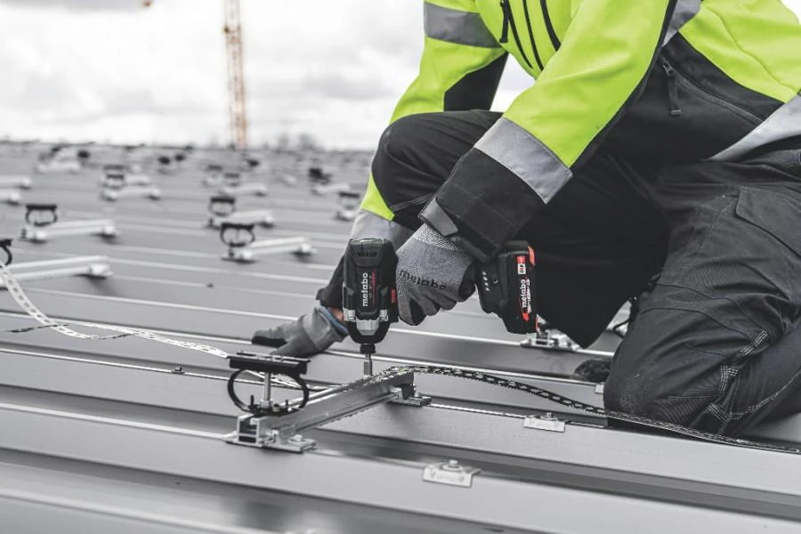 Metabo SSD 18 LT 200 BL suktuvas naudojamas montuojant stogą
