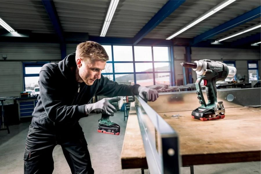 Metabo kniediklis darbo metu