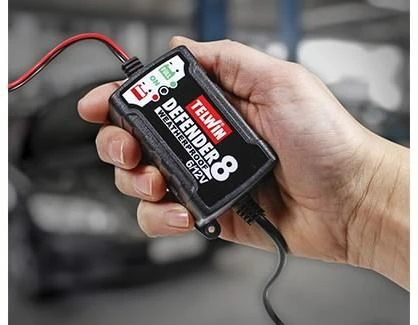 Telwin Defender 8 įkroviklis rankoje