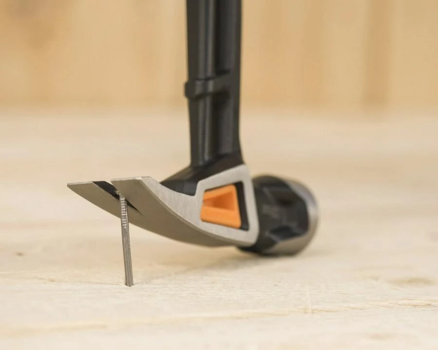 Fiskars Plaktukas dailidei su viniatraukiu M