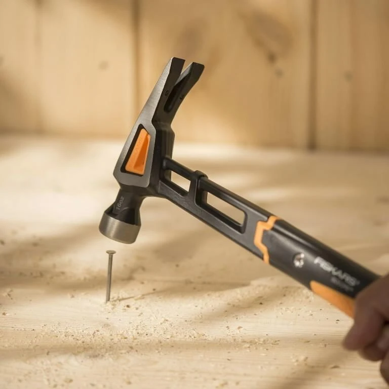 Fiskars Plaktukas dailidei su viniatraukiu M