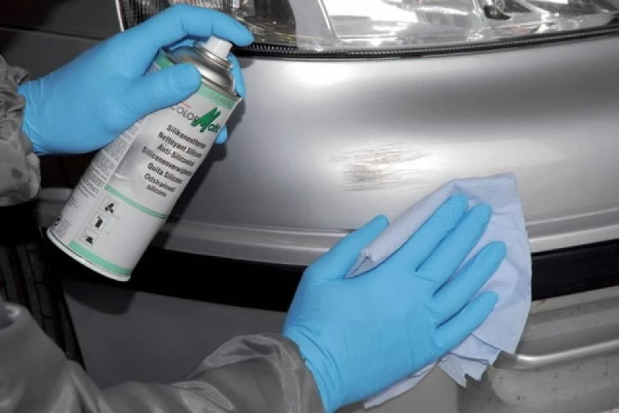 Silikono valiklis purškiamas ant automobilio kėbulo