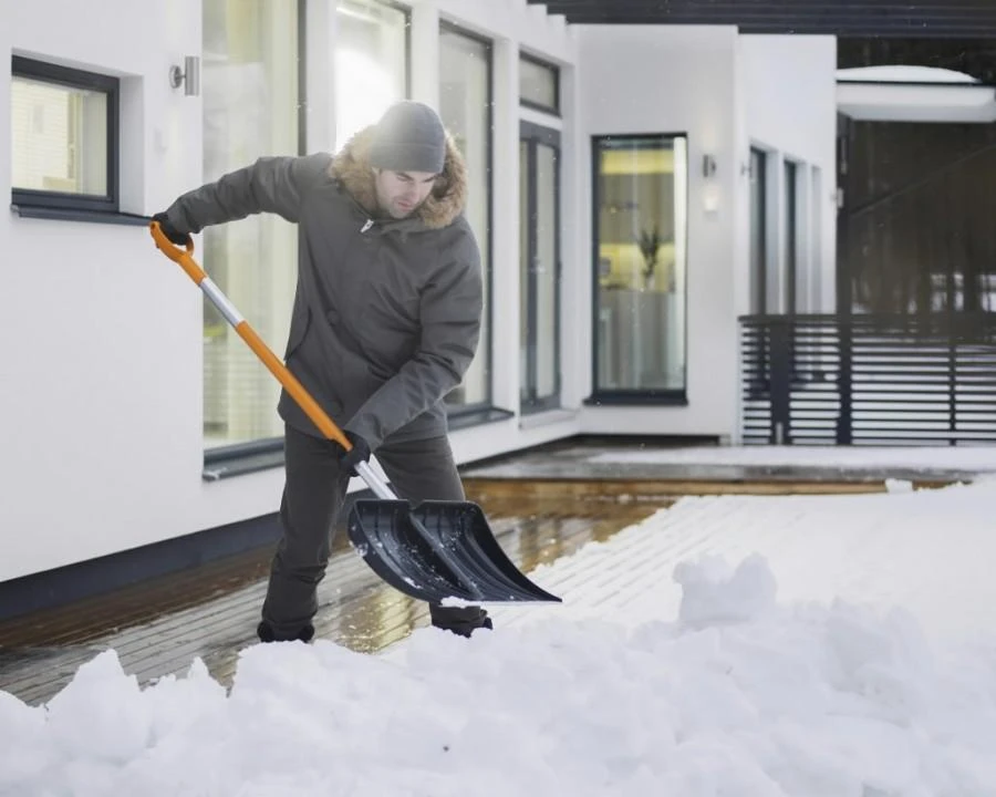 Fiskars SnowXpert kastuvas sniegui 1062828, juodas / oranžinis
