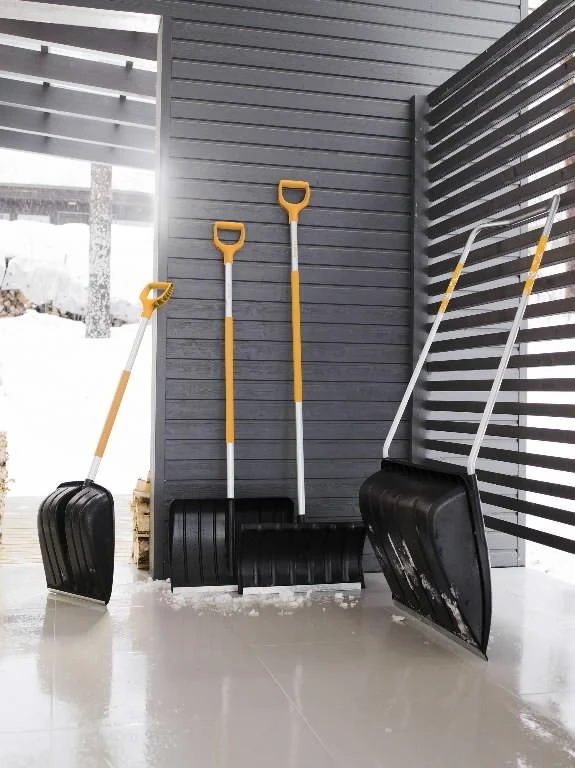 Fiskars SnowXpert kastuvas sniegui 1062828, juodas / oranžinis