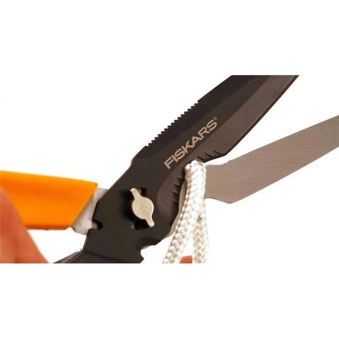Fiskars daugiafunkcinės žirklės virvelės pjovimo metu