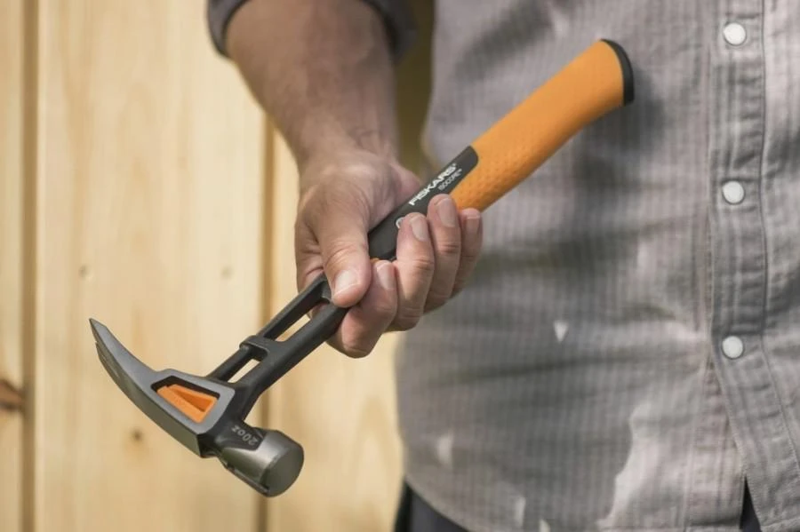 FISKARS Plaktukas universalus su viniatraukiu L