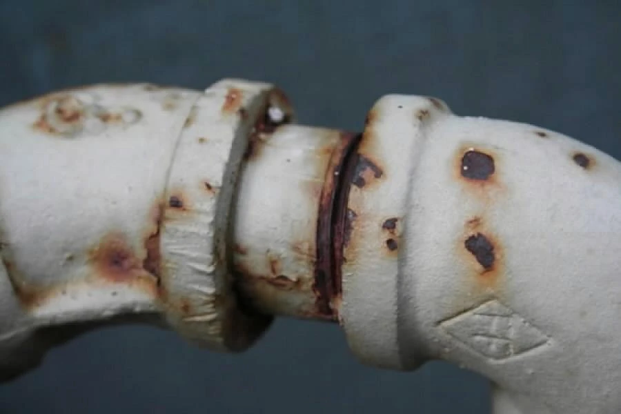 Rūdžių pažeista metalinė vamzdžių jungtis