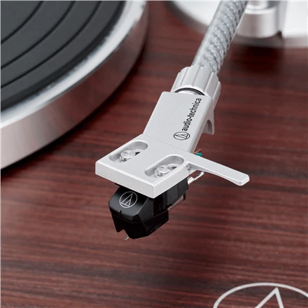 Audio Technica rankinis patefonas su diržu, RCA, medinis pagrindas AT-LPW50BT