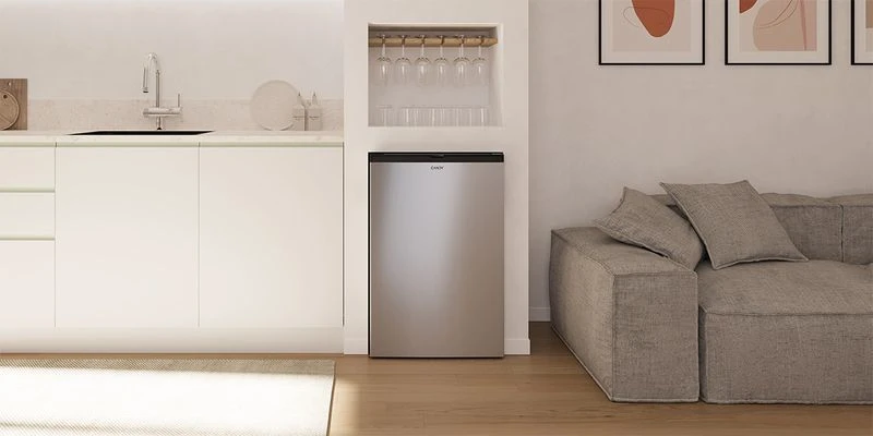 Candy Šaldytuvas | CNOQ2S58EW | Energy efficiency class E | Free standing | Larder | Height 85 cm | Šaldytuvas net capacity 100 L | Šaldiklis net capacity 14 L | 37 dB | Baltas +DOVANA Hoover dulkių siurblys aprašymas - Prekės nuotrauka