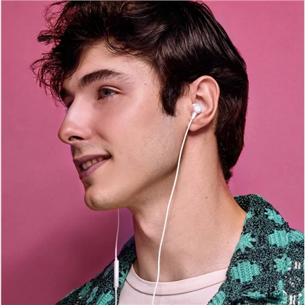 Baltos laidinės EasyPods USB-C ausinės ausyse