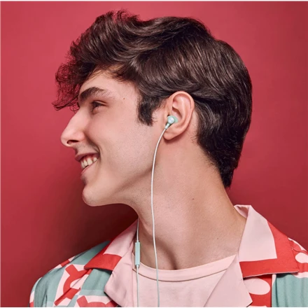 Mėtų spalvos laidinės ausinės EasyPods dėvėjimo metu