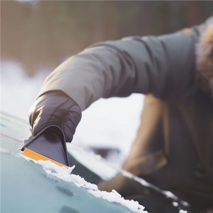 Fiskars Solid ledo grandiklis naudojimo metu