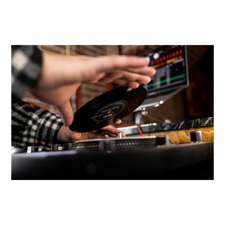 Hercules | DJControl Inpulse T7 | Garsiakalbiai | USB jungtis