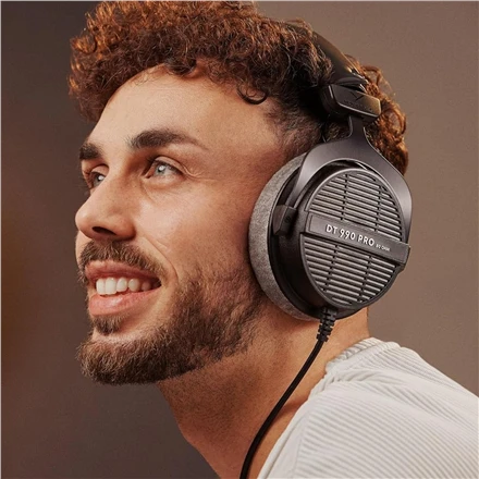 Beyerdynamic DT 990 PRO ausinės ant vyro galvos