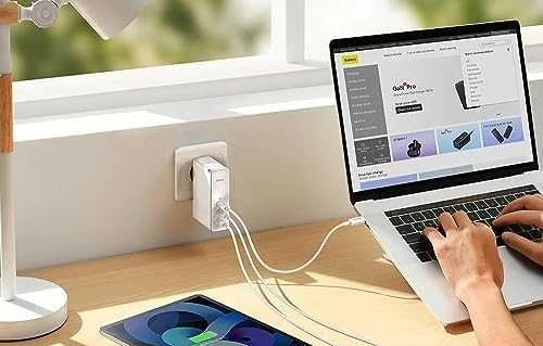 Baseus GaN5 Pro sieninis įkroviklis 2xUSB-C + USB, 140 W (balta)