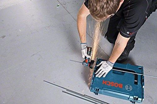 Bosch kampinis šlifuoklis pjaunant metalą