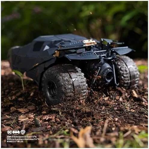 Nuotolinio valdymo „Batmobile“ transporto priemonė „DC Comics Tumbler RC“ iš „Dark Knight“ trilogijos 1:15 30 cm