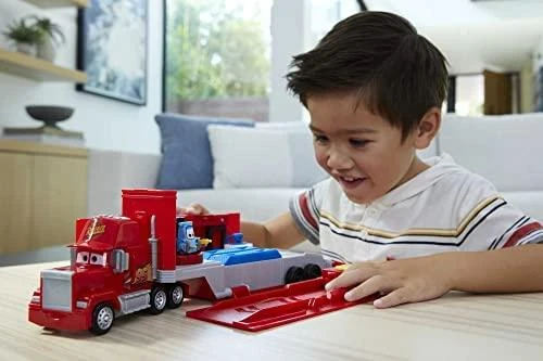 Mattel Cars transporteris Makas su žaidimų aikštele