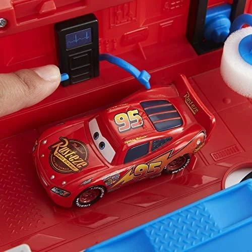 Mattel Cars transporteris Makas su žaidimų aikštele