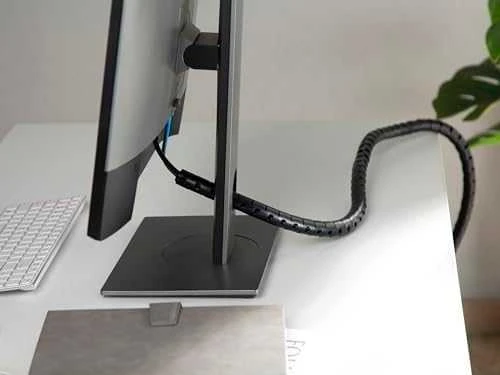 Spiralinis laido organizatorius prie monitoriaus
