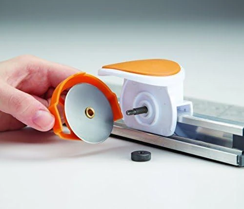 Fiskars FS.GILLOTINE 6 "x 24" SU SUKASIAME MENTE IR liniuote
