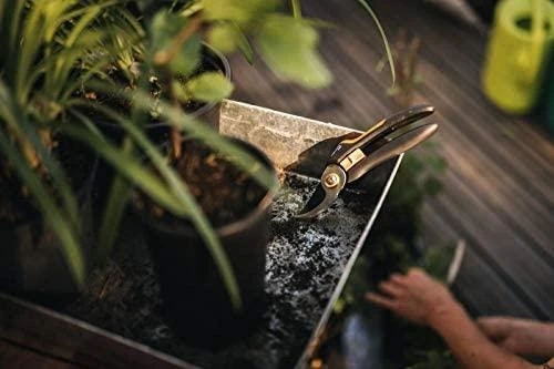Fiskars Solid™ sekatorius prasilenkiančiais ašmenimis M (P321)