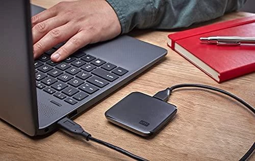 Kietasis diskas „Sandisk Western Digital Elements SE SSD 1TB“ – nešiojamas SSD diskas, kurio skaitymo greitis siekia 400 MB/s, atsparumas kritimui iš 2 metrų aukščio
