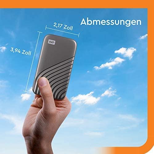 Kietasis diskas Western Digital „Sandisk WD 1TB My Passport SSD“ – nešiojamas SSD diskas, kurio skaitymo ir įrašymo greitis – 1050 MB/s, o įrašymo – 1000 MB/s, USB 3.2 Gen 2 – kosminės pilkos spalvos, EAN: 619659184001