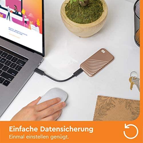 Kietasis diskas Western Digital „Sandisk WD 1TB My Passport SSD“ – nešiojamas SSD diskas, kurio skaitymo ir įrašymo greitis – 1050 MB/s, o įrašymo – 1000 MB/s, USB 3.2 Gen 2 – auksinis, EAN: 619659183981