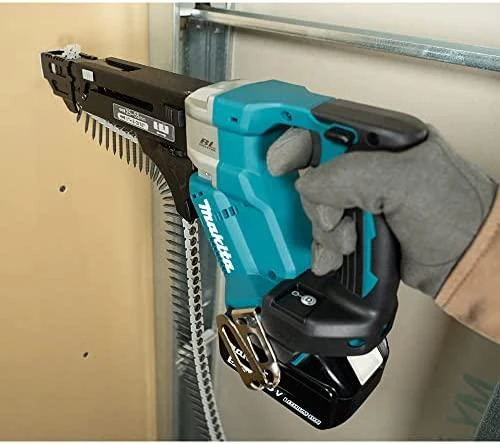 Makita DFR551Z suktuvas su varžtų juosta darbo procese