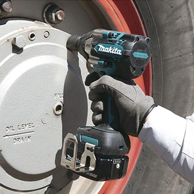 Makita DTW700RTJ Akumuliatorinis smūginis veržliasukis 18V, 2x5,0Ah Li-ion, 700/1000 Nm, 1/2", LED, MAKPACK