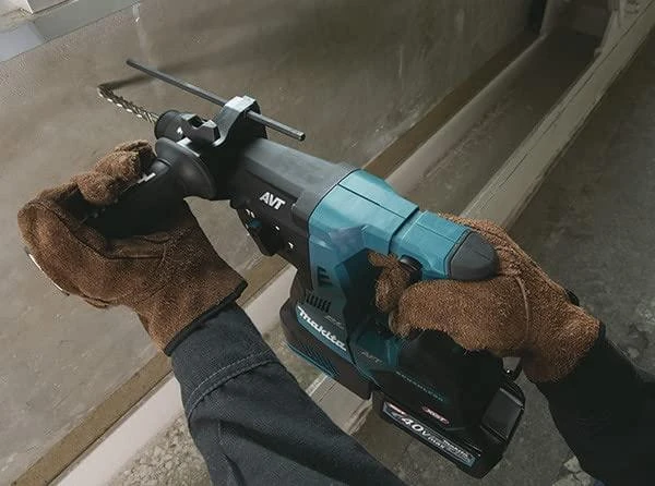 Makita HR004GZ01 perforatorius darbo procese