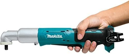 Makita kampinis veržliasukis rankoje